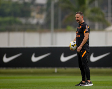 V�tor Pereira comanda treino no CT Joaquim Grava