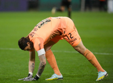 C�ssio se alonga durante jogo