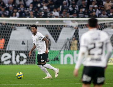 Gil tenta o passe durante duelo contra o Fluminense