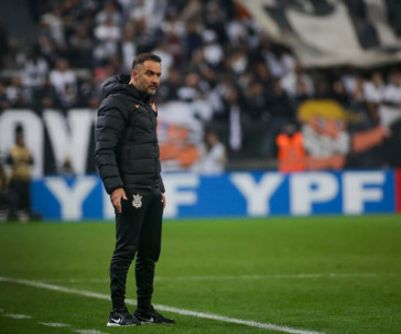 V�tor Pereira durante jogo do Corinthians