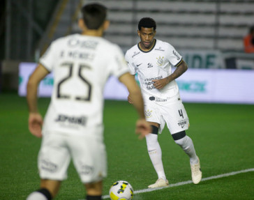 Gil em a��o durante jogo do Corinthians com o Juventude