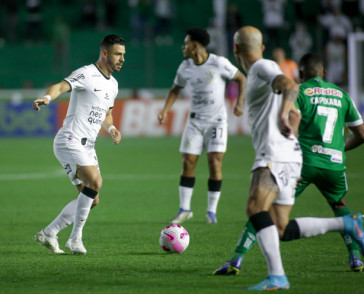 Giuliano em a��o durante jogo do Corinthians com o Juventude