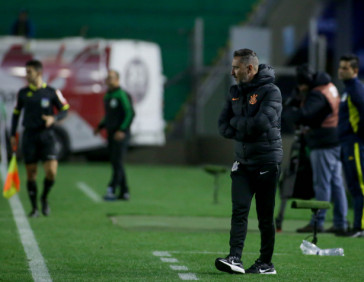 V�tor Pereira durante jogo do Corinthians com o Juventude