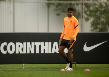 Gil em �ltimo treino do Corinthians antes da final da Copa do Brasil