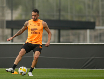 Renato Augusto em treino do Corinthians de olho na final da Copa do Brasil