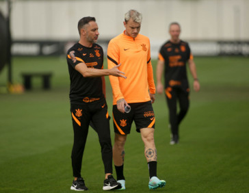 V�tor Pereira e R�ger Guedes durante treino no CT Joaquim Grava