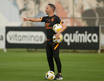 V�tor Pereira em treino do Corinthians de olho na final da Copa do Brasil