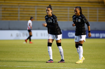 Gabi Portilho e Adriana na comemora��o do gol do Corinthians