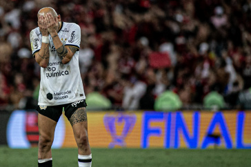 F�bio Santos lamentando derrota do Corinthians