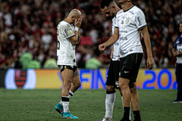 F�bio Santos n�o conteve as emo��es ap�s a derrota do Corinthians