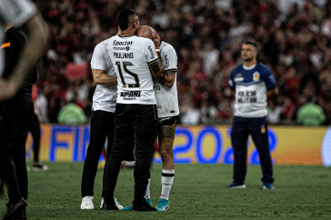 Paulinho consolando F�bio Santos ap�s a derrota do Corinthians