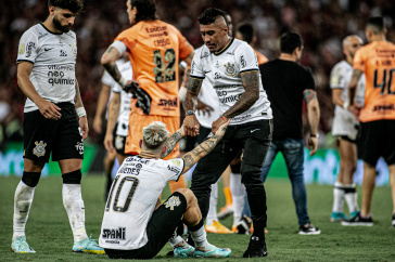 Paulinho consolando R�ger Guedes ap�s derrota do Corinthians