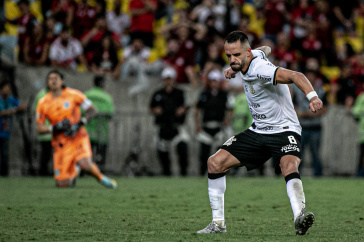 Renato Augusto comemorando p�nalti convertido contra o Flamengo