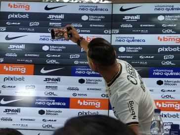 Romero tira selfie em apresentao