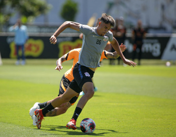 Jo�o Pedro em a��o no treinamento desta manh�