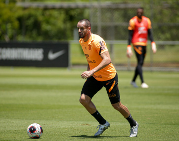 Renato Augusto em a��o durante treinamento no CT