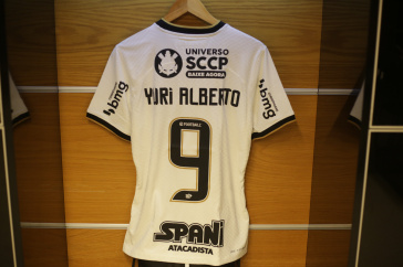 Camisa de Yuri Alberto no vessti�rio da Neo Qu�mica Arena