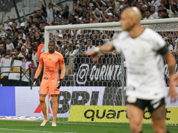 Carlos Miguel e F�bio Santos durante vit�ria do Corinthians
