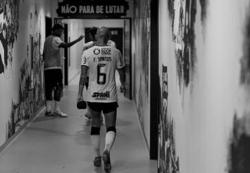 F�bio Santos no corredor da Neo Qu�mica Arena