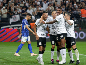 Fausto, Matheus Ara�jo, Paulinho e Fagner comemoram gol marcado do Corinthians