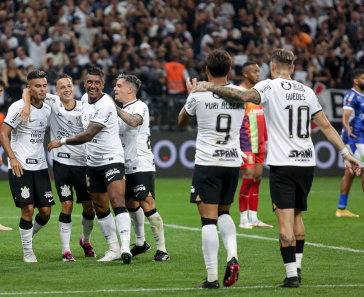 Fausto, Matheus Ara�jo, Paulinho, Fagner, Yuri e Guedes comemoram gol marcado pelo Corinthians