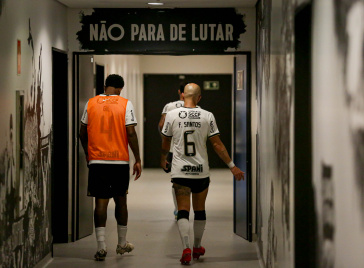 Gil e F�bio Santos nos corredores da Neo Qu�mica Arena