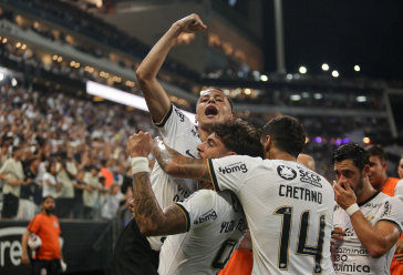Matheus Ara�jo, Yuri Alberto, Caetano e Giuliano comemorando gol do Corinthians