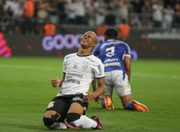 Pedrinho lamenta chance de gol desperdi�ada
