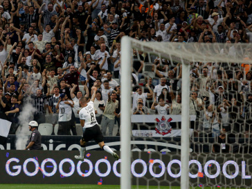 Renato Augusto comemora gol que acabou sendo anulado
