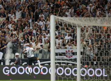 Renato Augusto na comemora��o de seu gol que acabou sendo anulado