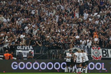 Torcida do Corinthians comemora o gol junto ao time