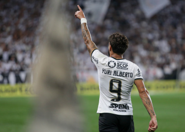 Yuri Alberto apontando para a torcida no gol marcado