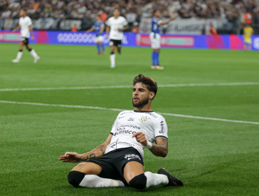 Yuri Alberto desliza no gramado para comemorar seu gol