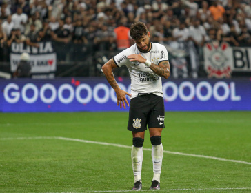 Yuri comemora com dan�a seu segundo gol
