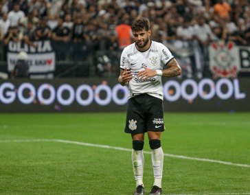 Yuri faz dan�a na comemora��o de seu gol