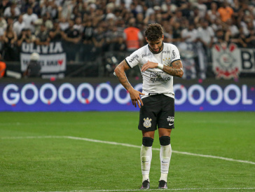 Yuri faz dan�a na comemora��o do seu segundo gol