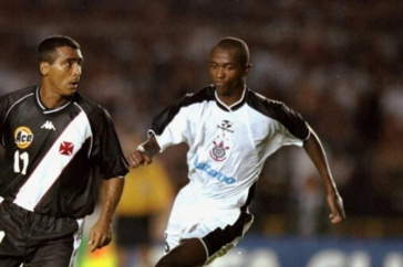 Klber jogou no Corinthians como profissional entre 1998 e 2003