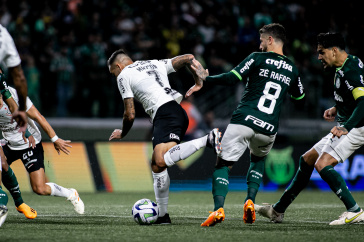 Maycon caindo ap�s dividir bola com jogador do Palmeiras