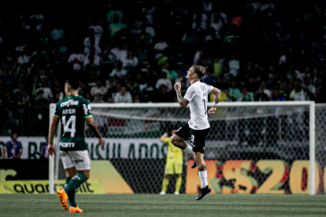 R�ger Guedes comemora gol ol�mpico contra o Palmeiras