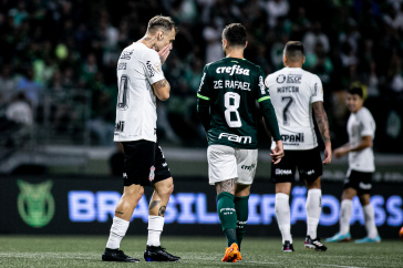 R�ger Guedes se lamentando ap�s chance desperdi�ada contra o Palmeiras