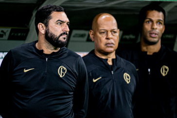 T�cnico Danilo na partida entre Palmeiras e Corinthians, pelo Brasileir�o