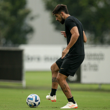 Bruno Mend�z no treino com bola nesta segunda-feira