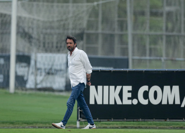 Du�lio acompanha o treino direto do campo