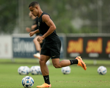 Pedro em a��o com a bola durante treino