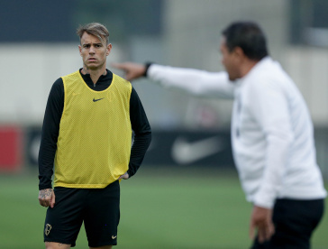 R�ger Guedes observa Luxemburgo durante treino