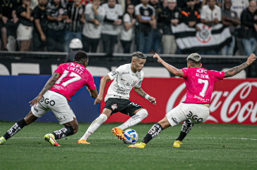 Adson contra dois marcadores