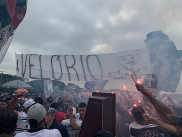Torcedores acenderam sinalizadores na frente do CT