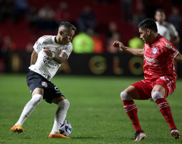 Adson tenta drible diante o Argentinos Juniors