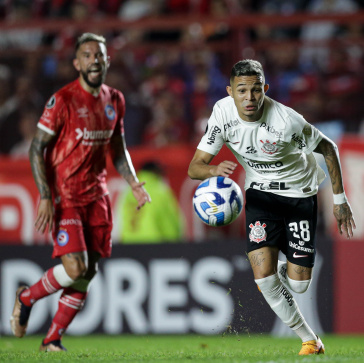 Adson tenta jogada contra o Argentinos Juniors