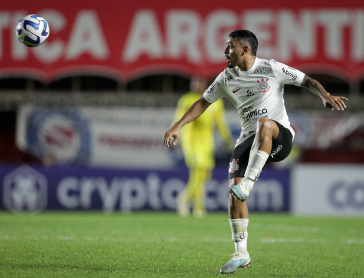 Bidu domina bola contra o Argentinos Juniors